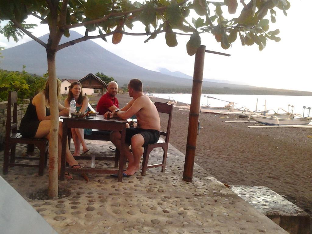 Solaluna Beach Homestay Amed Екстериор снимка